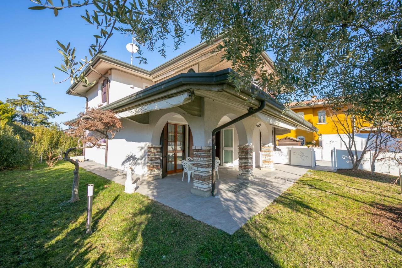 Villa Fiorita Apartments - Happy Rentals Сирмионе Екстериор снимка