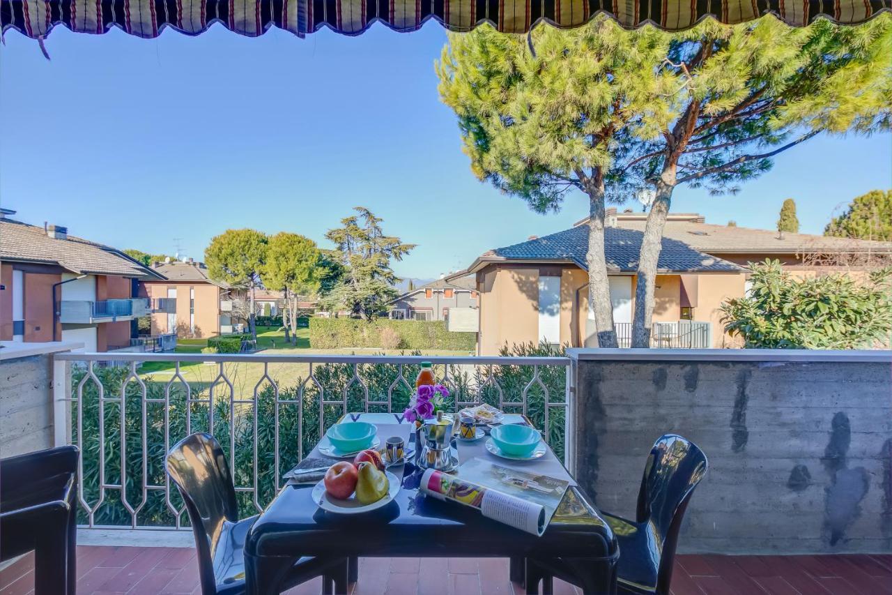 Villa Fiorita Apartments - Happy Rentals Сирмионе Екстериор снимка