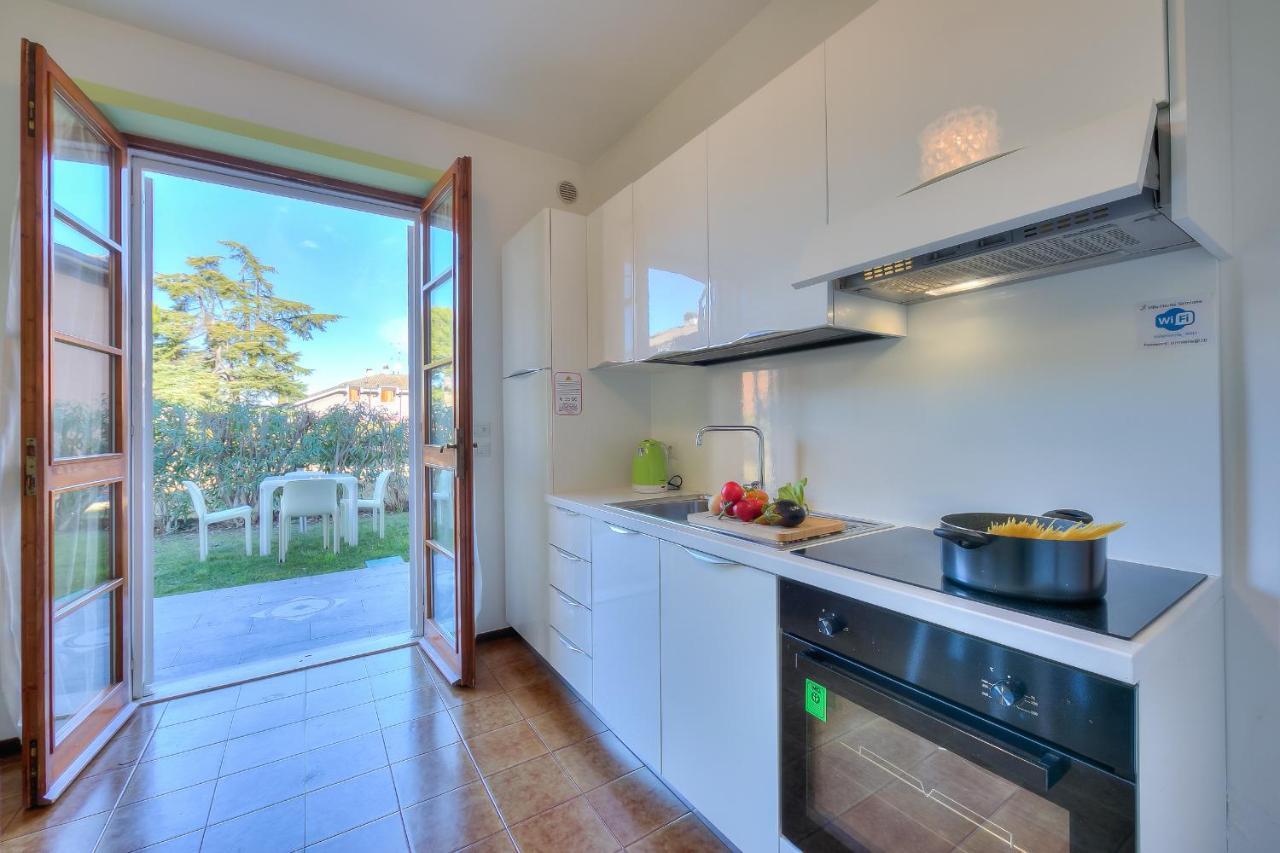 Villa Fiorita Apartments - Happy Rentals Сирмионе Екстериор снимка