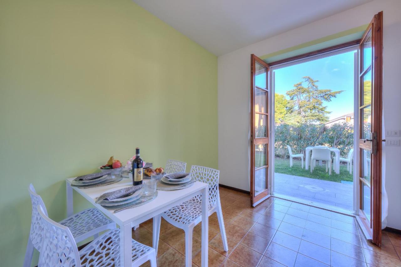 Villa Fiorita Apartments - Happy Rentals Сирмионе Екстериор снимка