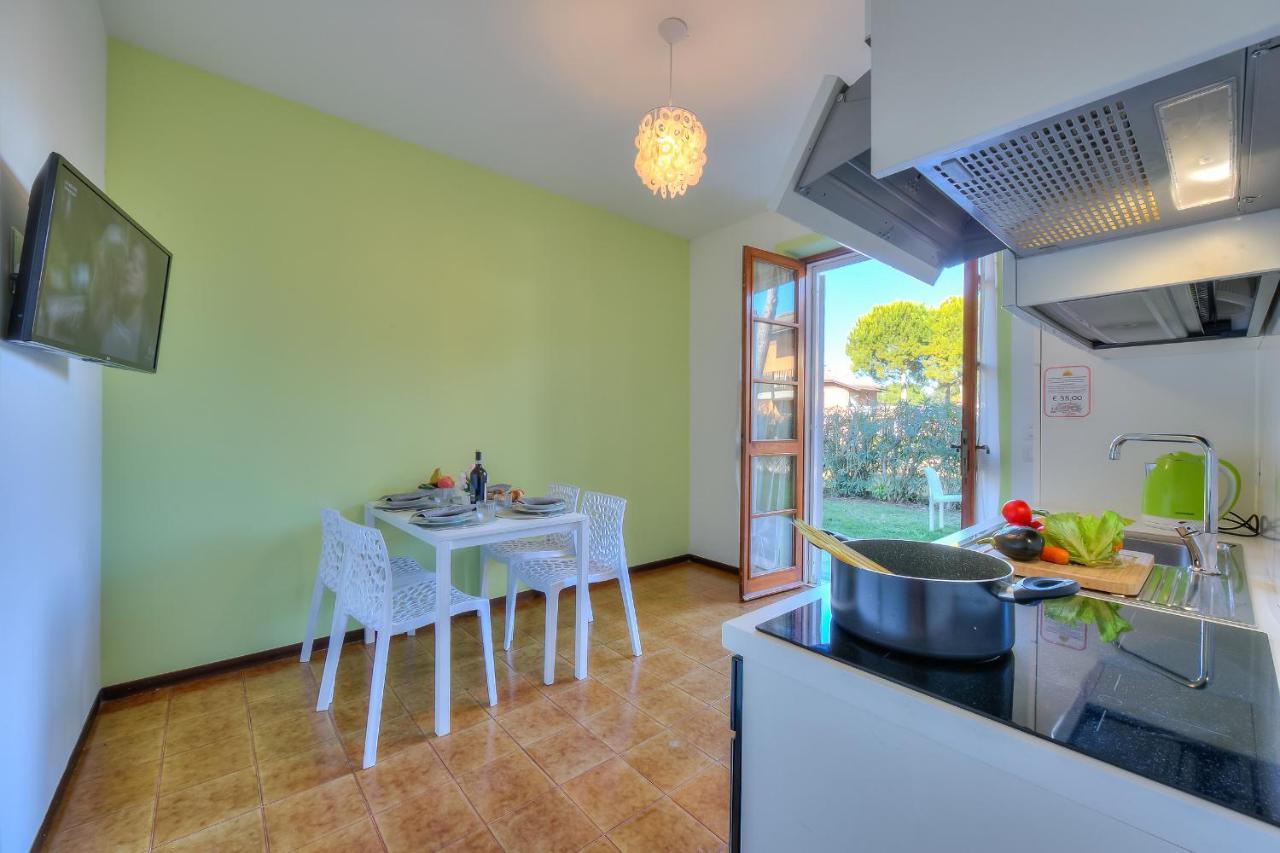 Villa Fiorita Apartments - Happy Rentals Сирмионе Екстериор снимка