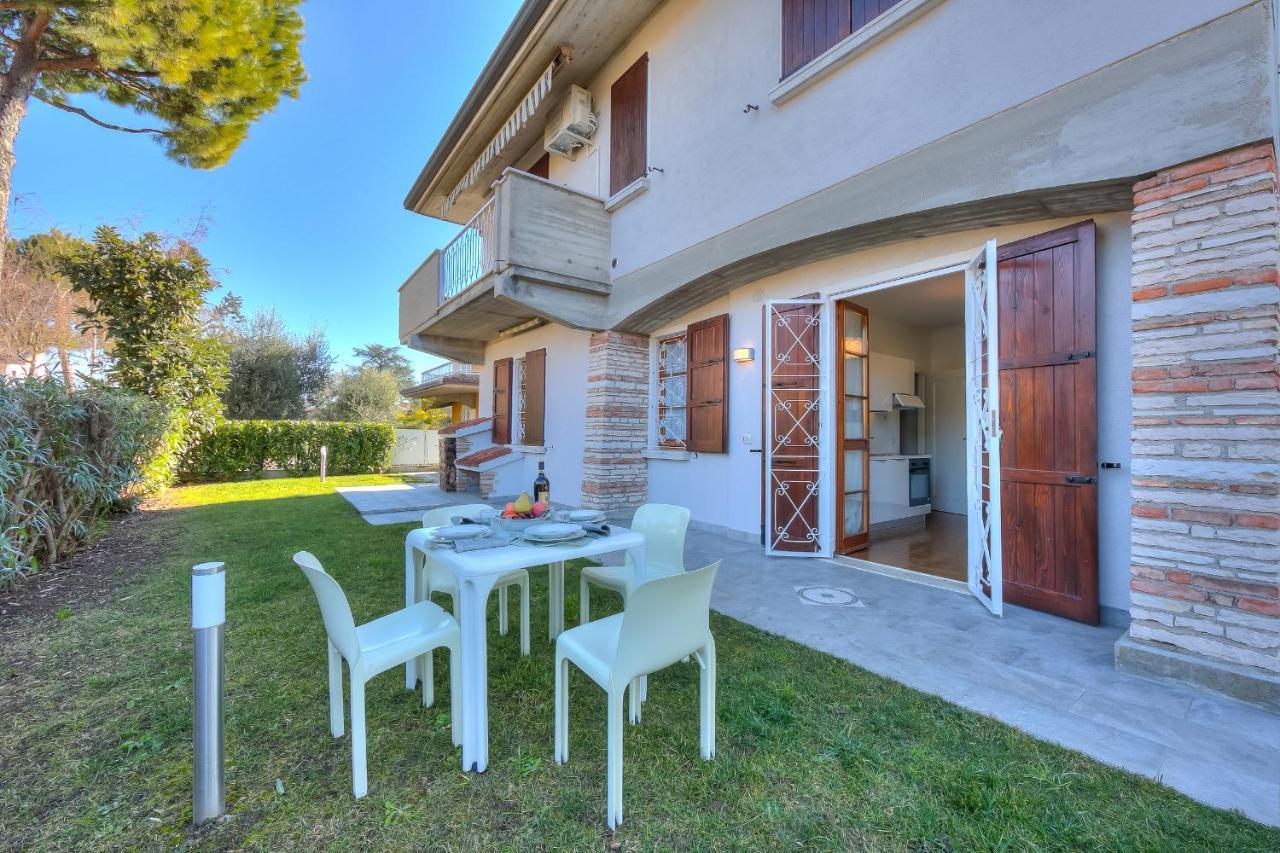 Villa Fiorita Apartments - Happy Rentals Сирмионе Екстериор снимка