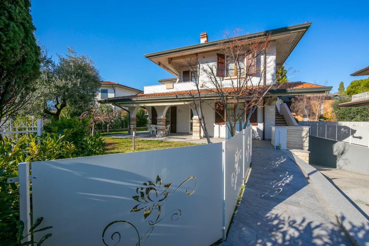 Villa Fiorita Apartments - Happy Rentals Сирмионе Екстериор снимка